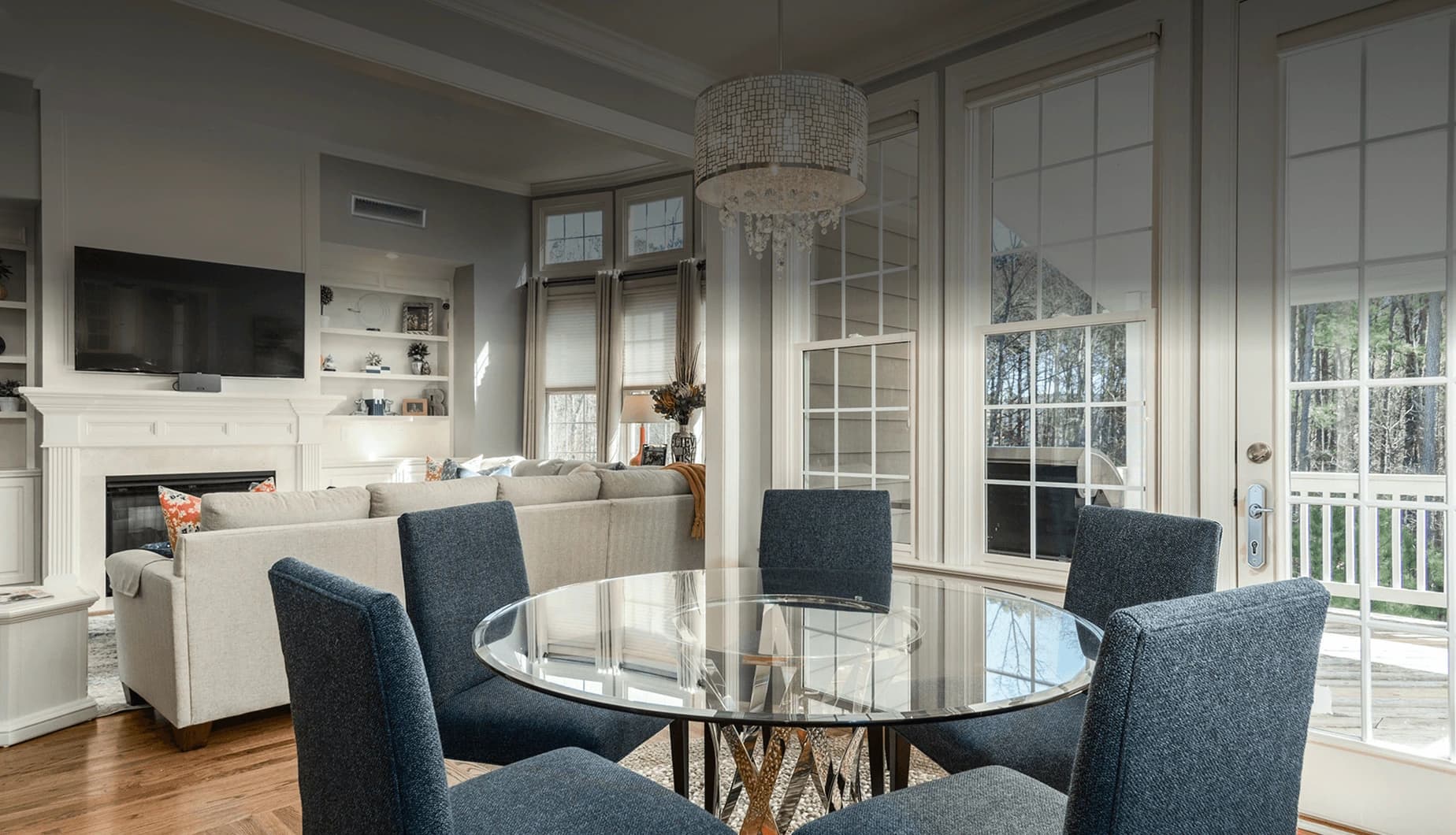 Smart Thermostat في غرفة طعام جميلة، عش براحة مع Smart Thermostat من MTronic