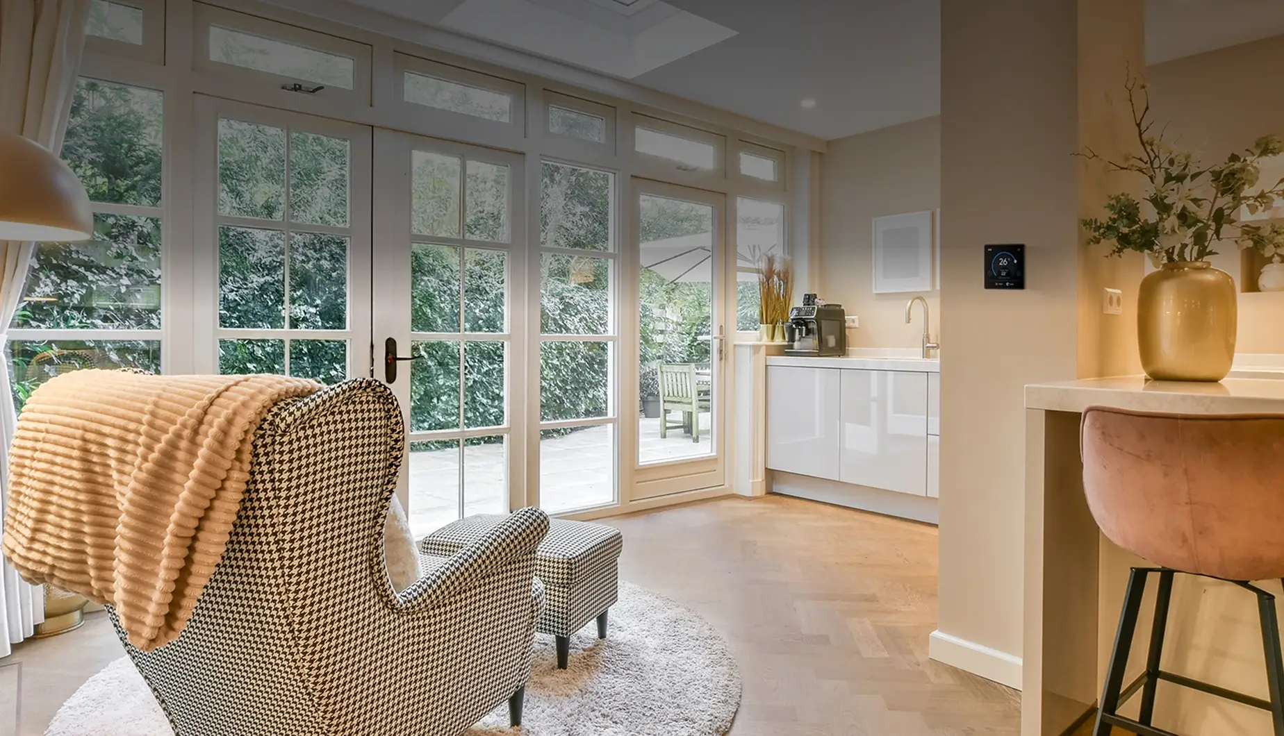 Smart Thermostat في غرفة معيشة جميلة، عش براحة مع Smart Thermostat من MTronic